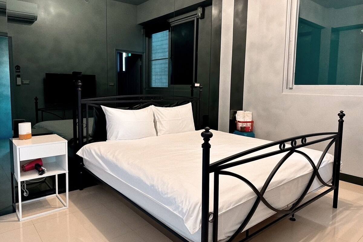 Classic Double Room | Blackout drapes, WiFi (free), bed sheets