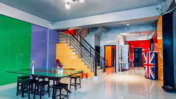 Coin salon dans le hall