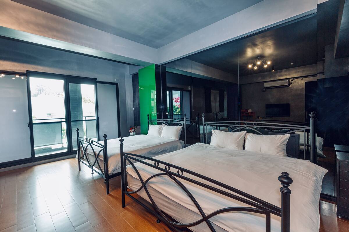 Family Quadruple Room (Bathtub) | Blackout drapes, WiFi (free), bed sheets