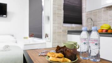 Quadruple Room, Shared Bathroom | Dining