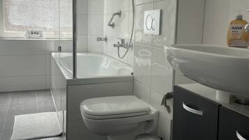 Apartment, 3 Bedrooms (Nordmann) | Bathroom | Hair dryer, towels, toilet paper