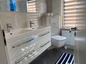 Appartement, 2 slaapkamers (Ella) | Badkamer | Een haardroger, handdoeken, toiletpapier