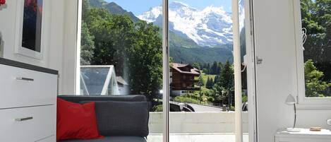 Apartment | Living room | Flat-screen TV