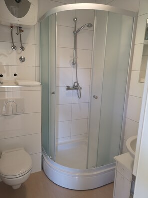 Appartement (3) | Salle de bain | Douche, séchoir à cheveux, serviettes fournies, papier de toilette