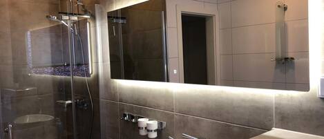 Apartment (One) | Bathroom | Towels, toilet paper