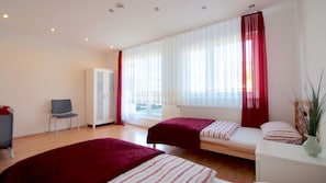 5 bedrooms, desk, iron/ironing board, travel cot - Ferienwohnung Leverkusen 1 (Leverkusen)