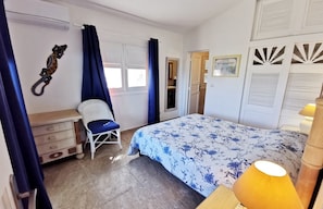 3 bedrooms, iron/ironing board, internet, bed sheets