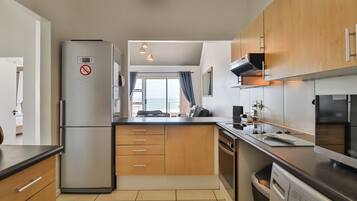 Apartment (2 Bedrooms) | Private kitchen | Full-size fridge, microwave, oven, stovetop