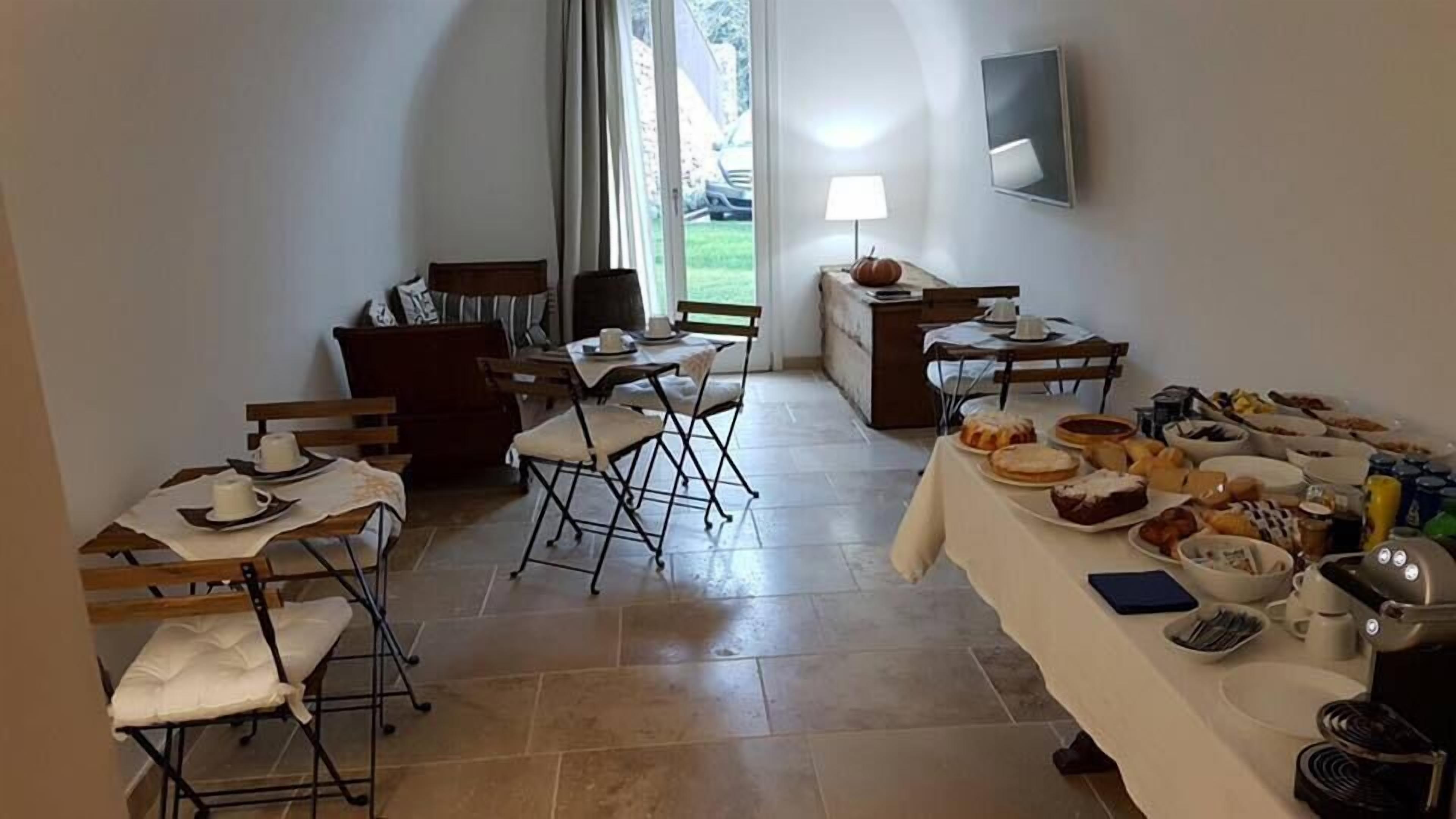 Un espace repas comprenant plusieurs tables, des chaises et une grande variété d’aliments.