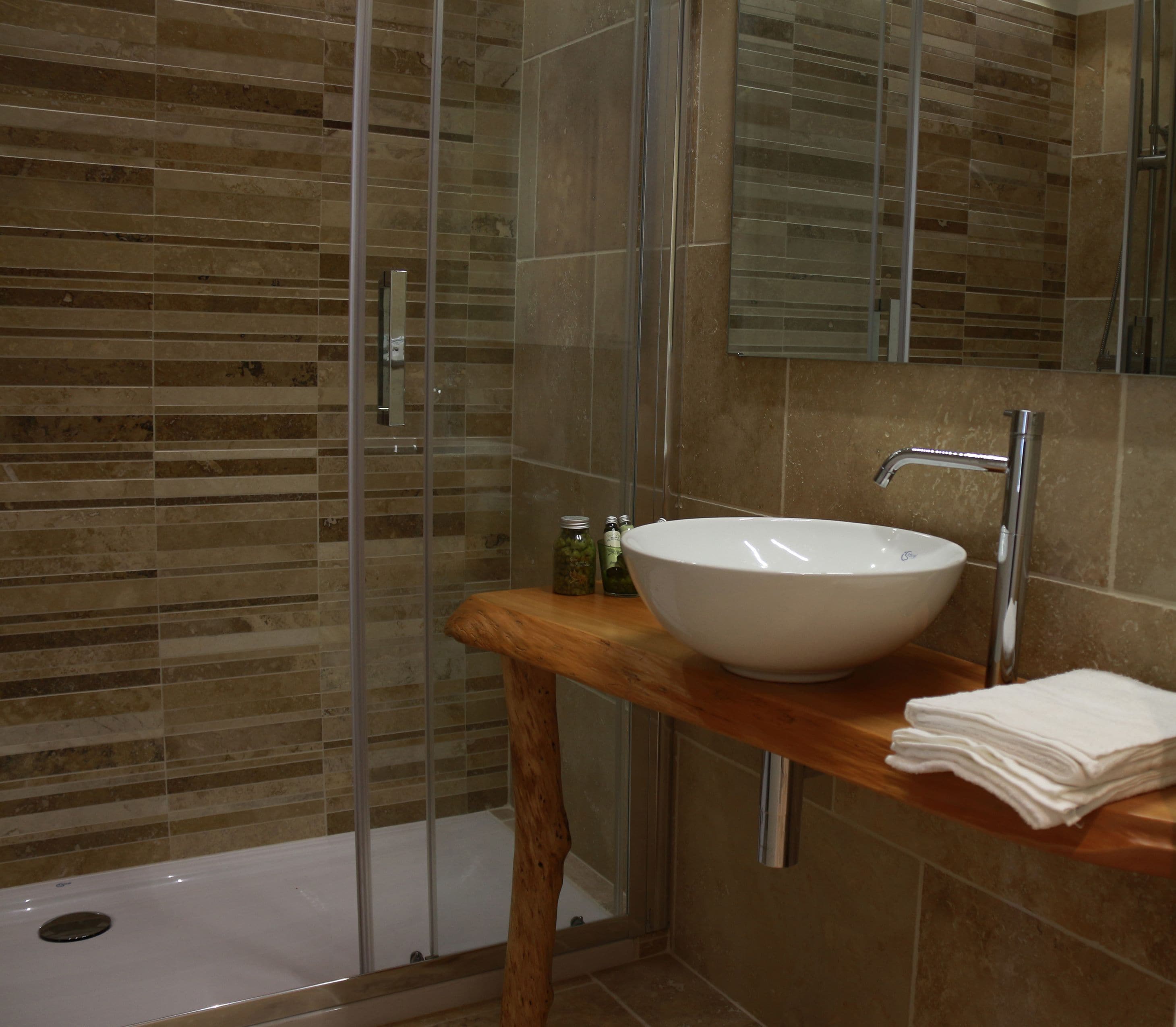 Soffione a pioggia, set di cortesia gratuito, asciugacapelli, bidet