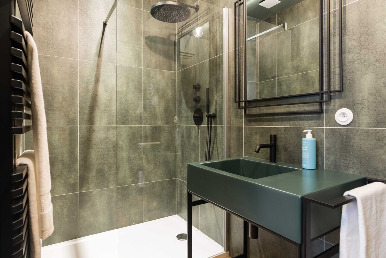 Quarto casal superior, banheiro privativo, vista para o jardim | Banheiro