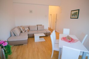 Departamento, 2 habitaciones | Área de sala de estar | Televisión de pantalla plana 