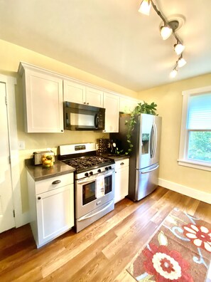 Een koelkast, een magnetron, een oven, een kookplaat