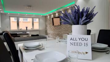 Apartamento superluxo, 3 quartos | Área de estar | TV de tela plana