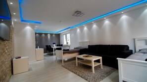 Departamento de lujo, 3 habitaciones | Área de sala de estar | Televisión de pantalla plana 