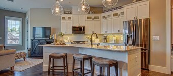 Top floor condo overlooking historic Downtown Blue Ridge!