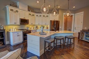 ثلاجة، ميكروويف، فرن، موقد طهي مسطح