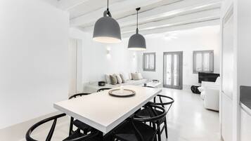 En 42-tommers Flatskjerm-TV med Parabol-TV samt TV og Netflix