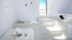 Une pièce moderne et minimaliste, avec des murs blancs et une vue dégagée sur l’extérieur.