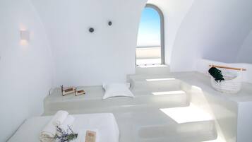 Luksusvilla, 4 soverom, privat basseng | Oppholdsområde | En 42-tommers Flatskjerm-TV med Parabol-TV samt TV og Netflix