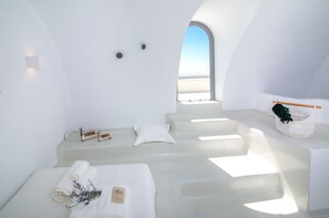 Villa de lujo, 4 habitaciones, alberca privada | Área de sala de estar | Televisión de pantalla plana de 42 pulgadas con canales vía satélite 