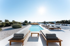 Outdoor pool, pool loungers - Philosophia Luxury Villa (Santorini)