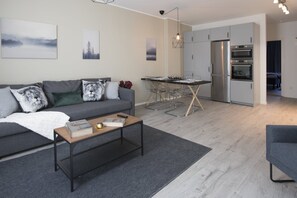 Apartament, 2 dormitoris | Sala d'estar | Televisor intel·ligent