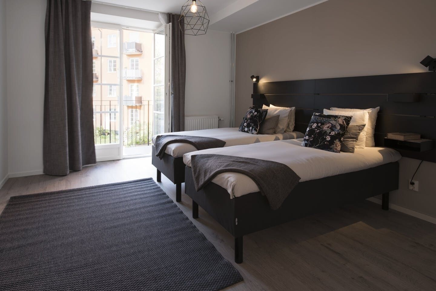 Decoración personalizada, muebles diferentes y cortinas blackout 