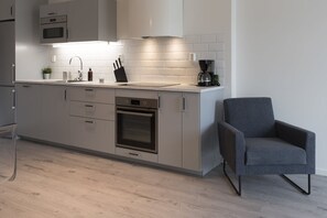 Apartamento, 1 quarto | Cozinha privada | Geladeira, micro-ondas, cooktop, lava-louças