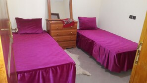 Quarto duplo, 2 camas de solteiro, banheiro compartilhado | Cortinas blackout, ferros/tábuas de passar roupa, Wi-Fi de cortesia