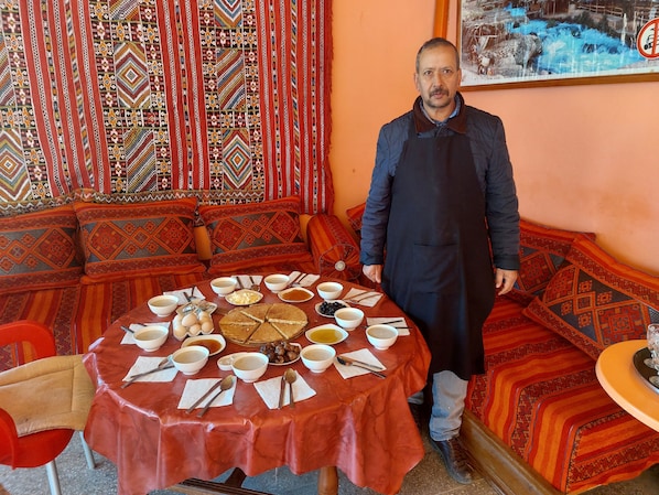 Breakfast, lunch, dinner served; local cuisine - Gite D'étape Rahhaoui (Oum Rabia)