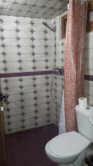 Chuveiro, chuveiro com efeito de chuva, toalhas de banho, sabonete