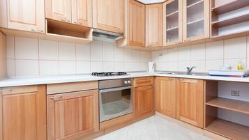 Departamento, 2 habitaciones | Cocina privada | Refrigerador, parrilla de estufa, cafetera y tetera y tetera eléctrica