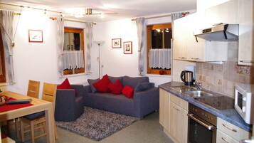 Apartment (Valluelablick) | Private kitchen | Full-sized fridge, microwave, oven, stovetop