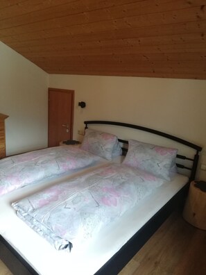 Apartment (Talblick) | Blackout drapes, free cribs/infant beds, free WiFi, bed sheets