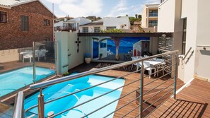 Een seizoensgebonden buitenzwembad