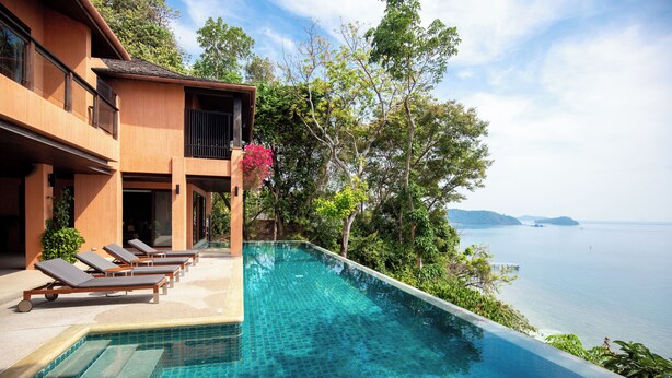A swimming pool with lounge chairs, a wooden building, and a view of the sea. - 4BR Residence Pool Villa Ocean View - Sri panwa (G11) (Phuket)