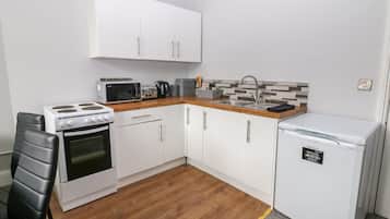 Apartment | Private kitchen | Fridge, microwave, oven, stovetop