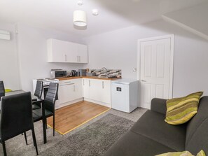 Apartment | Private kitchen | Fridge, microwave, oven, stovetop - 45c Dale Mews (Buxton)