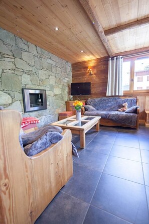 TV, fireplace
