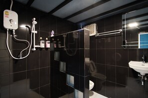 Shower, free toiletries, slippers, soap - Private Stay Hostel (Bangkok)