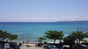 Ubicación cercana a la playa, arena blanca y tumbonas