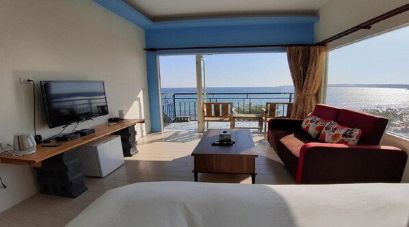 Habitación panorámica doble, balcón, vistas al mar | Espacio para trabajar con un portátil y cortinas opacas