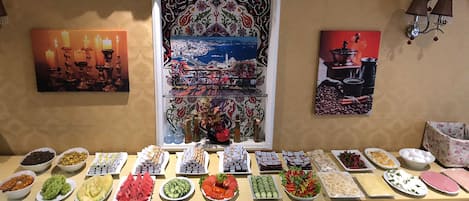Desayuno buffet (EUR 7 por persona)