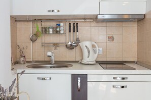 Appartement Ville | Coin cuisine privé | Réfrigérateur, micro-ondes, plaque de cuisson