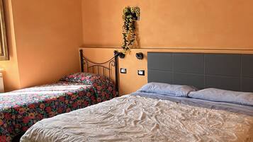 Habitación triple, baño compartido | Sábanas de algodón egipcio y ropa de cama de alta calidad