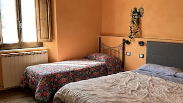 Triple Room, Shared Bathroom | Egyptian cotton sheets, premium bedding, blackout drapes, free WiFi