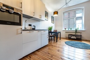 Business Quadruple Room | Private kitchenette | Microwave, oven, stovetop, espresso maker - Klimatyczny Loft w Centrum (Poznan)