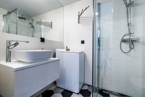 Business Quadruple Room | Bathroom | Shower, rainfall showerhead, free toiletries, hair dryer - Klimatyczny Loft w Centrum (Poznan)