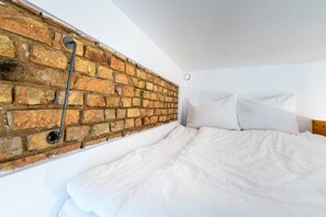Business Quadruple Room | Living area - Klimatyczny Loft w Centrum (Poznan)